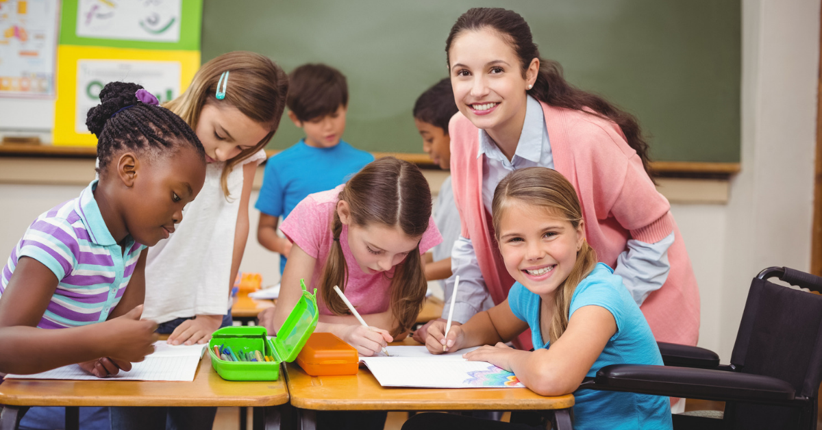 Учитель и дети веселятся фото. Educatori. Develop Education smile stock. Co-teaching inclusive.